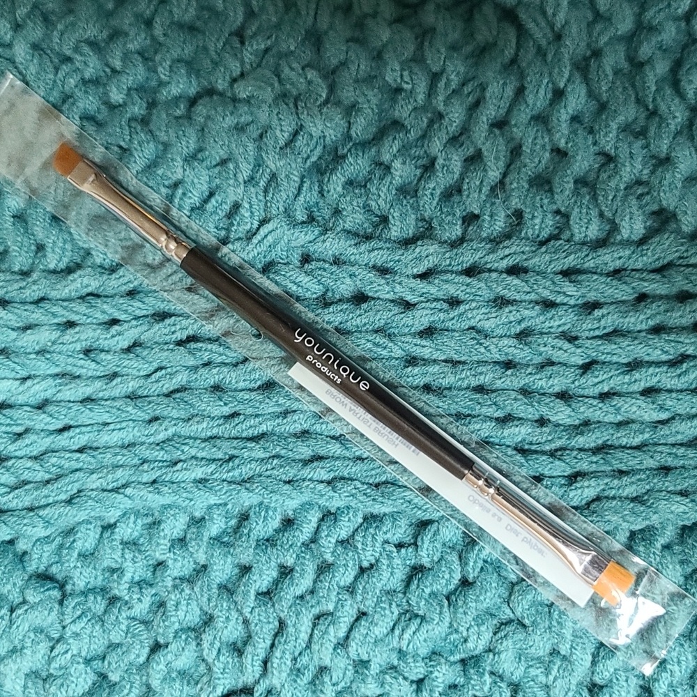 Younique Brow Artist Brush
